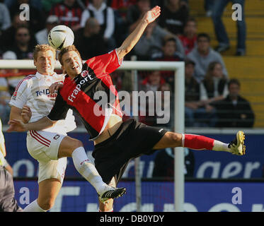 Frankfurter Alexander Meier (R) wetteifert um den Ball mit Leverkusens Lukas Sinkiewicz während der Bundesliga-Spiel Eintracht Frankfurt gegen Bayer Leverkusen in Commerzbank-Arena in Frankfurt am Main, 7. Oktober 2007. Foto: Boris Roessler (Achtung: EMBARGO! Die DFL ermöglicht die weitere Nutzung der Bilder in IPTV, mobile Dienste und andere neue Technologien nicht früher als tw Stockfoto