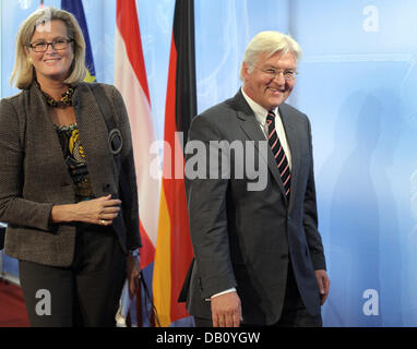 German Foreign Minister Frank-Walter Steinmeier (R) und seinem österreichischen Amtskollegen Ursula Plassnik (L) beizeiten zu einer Pressekonferenz in Berlin, Deutschland, 8. Oktober 2007. Deutschland und Österreich gefährdet zu fördern, eine stärkere internationale Kontrolle Material für Kernwaffen zu verbreiten. Die beiden Außenminister Pleeded, Maker Kernbrennstoffe für alle Staaten abgeleistetem Stockfoto