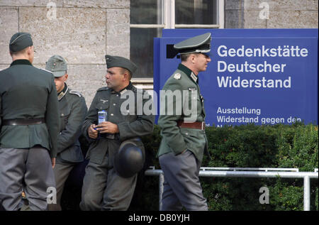 Extras haben eine Pause während der Dreharbeiten von "Walküre" mit Tom Cruise in der Gedenkstätte Deutscher Widerstand "Bendlerblock" in Berlin, Deutschland, 23. September 2007. Eine Erlaubnis zu schlechten Materials "Walküre" re-shoot, Sprecher des Bundesinstituts für Realty-Funktionen und der Produktionsfirma von "Walküre" sagen deutsche Presse-Agentur Dpa am 8. Oktober 2007 Stockfoto