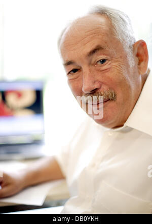 (Dpa-Datei) Das undatierte Handout zeigt deutsche Physiker Peter Gruenberg im Labor in der Forschung Zentrum Jülich, Deutschland. Die Königlich Schwedische Akademie der Wissenschaften kündigt am 9. Oktober 2007 in Stockholm, Schweden, 2007 den Nobelpreis für Physik gemeinsam Peter Gruenberg und Franzosen Albert Fert verliehen wird. Jedes entdeckte unabhängig den physikalischen Effekt der riesigen Magnetoresist Stockfoto