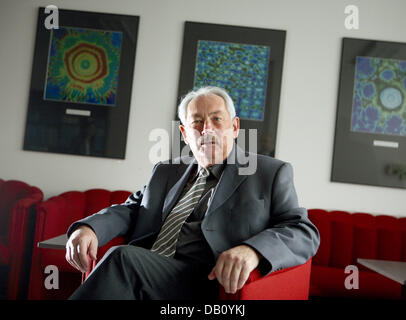 (Dpa-Datei) Die Datei Bild vom 9. Februar 2007 zeigt deutsche Physiker Peter Gruenberg im Labor in der Forschung Zentrum Jülich, Deutschland. Die Königlich Schwedische Akademie der Wissenschaften kündigt am 9. Oktober 2007 in Stockholm, Schweden, 2007 den Nobelpreis für Physik gemeinsam Peter Gruenberg und Franzosen Albert Fert verliehen wird. Jedes entdeckte unabhängig den physikalischen Effekt der Stockfoto