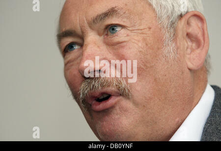 Deutscher Physiker Peter Grünberg in Research Centre Jülich, Deutschland, 9. Oktober 2007 abgebildet. Die Königlich Schwedische Akademie der Wissenschaften kündigt am 9. Oktober 2007 in Stockholm, Schweden, 2007 den Nobelpreis für Physik gemeinsam Peter Gruenberg und Franzosen Albert Fert verliehen wird. Jedes entdeckte unabhängig dem physikalischen Effekt der riesigen Tunnelwiderstand (GMR) kaum schwer di Stockfoto