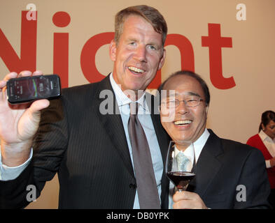 Der CEO von Vodafone Deutschland Friedrich Joussen (L) und sein Amtskollege von Samsung Deutschland Seung Kak Kang präsentieren das neue Samsung Handy, was ist mit dem Iphone bei der Vodafone Night in Berlin, Deutschland, 9. Oktober 2007 konkurrieren. Foto: Peer Grimm Stockfoto