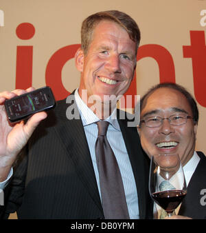 Der CEO von Vodafone Deutschland Friedrich Joussen (L) und sein Amtskollege von Samsung Deutschland Seung Kak Kang präsentieren das neue Samsung Handy, was ist mit dem Iphone bei der Vodafone Night in Berlin, Deutschland, 9. Oktober 2007 konkurrieren. Foto: Peer Grimm Stockfoto