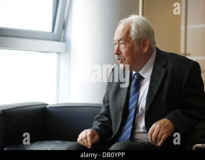 Der Preisträger des Nobelpreises für Physik 2007 Peter Grünberg ist vor einer Pressekonferenz im Rahmen der Helmholtz-Gesellschaft in Berlin, 10. Oktober 2007 abgebildet. Deutsche Peter Grünberg und sein französischer Kollege Fert erhielten den Nobelpreis der Physik für ihre Entdeckung der magnetische Wirkung ermöglicht den Bau von sehr kleinen Computer-Festplatten mit einer großen Kapazität. Foto: Johan Stockfoto