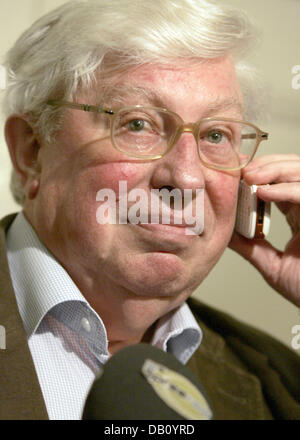 Deutsche Preisträger des Nobelpreises für Chemie 2007 Gerhard Ertl erhält Glückwünsche auf seinem Handy in seinem Büro am Fritz-Haber-Institut in Berlin, 10. Oktober 2007. Der Wissenschaftler die Auszeichnung genau an seinem 71. Geburtstag für seine genaue Analyse chemischer Reaktionen erhalten, wie sie zum Beispiel in Catalyctic-Wandler auftreten sind angekündigt, die R Stockfoto