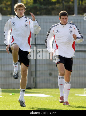 Fußball-Spieler Stefan Kiessling (L) und Mario Gomez Team Aufwärmen während des Trainings die deutsche Mannschaft in Berlin, Deutschland, 10. Oktober 2007. Das deutsche Team steht vor Irland in Dublin am 13. Oktober 2007 in einem Qualifikationsspiel für die Fußball-Europameisterschaft 2008. Foto: Soeren Stache Stockfoto