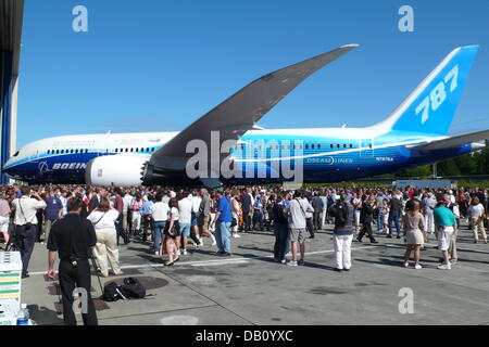 Datei - Boeing öffentlich präsentiert seine neue Langstrecken-Flugzeug 787 Dreamliner in Everett, USA, 8. Juli 2007. Der US-amerikanische Flugzeughersteller hat die Auslieferung des 787 Dreamliner um sechs Monate anhaltenden Assemblage Kampfart verschoben. Boeings internationalen Hauptsitz in Chicago (USA)-Kat heute, die Lieferungen ab November oder Dezember 2008, 10 beginnen wird Stockfoto