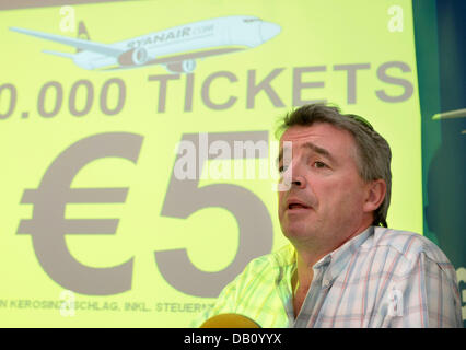 Michael O'Leary, CEO der Billigfluggesellschaft Ryanair, während einer Pressekonferenz in Hamburg, Deutschland, 11. Oktober 2007 abgebildet. Ryanair reichte eine Beschwerde bei der EU-Kommission für den Wettbewerb zu ahnen, andere Träger Preisabsprachen zu begehen. Die Low-Cost-Carrier beschuldigt andere Unternehmen der Festsetzung der Preise in der imposanten Kerosin Gebühren seit Ende September. Foto: Ulrich Perrey Stockfoto