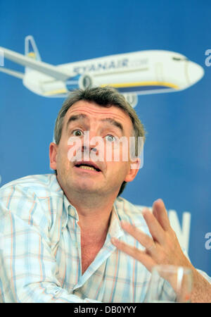 Michael O'Leary, CEO der Billigfluggesellschaft Ryanair, während einer Pressekonferenz in Hamburg, Deutschland, 11. Oktober 2007 abgebildet. Ryanair reichte eine Beschwerde bei der EU-Kommission für den Wettbewerb zu ahnen, andere Träger Preisabsprachen zu begehen. Die Low-Cost-Carrier beschuldigt andere Unternehmen der Festsetzung der Preise in der imposanten Kerosin Gebühren seit Ende September. Foto: Ulrich Perrey Stockfoto