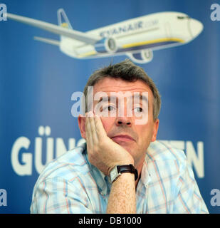 Michael O'Leary, CEO der Billigfluggesellschaft Ryanair, während einer Pressekonferenz in Hamburg, Deutschland, 11. Oktober 2007 abgebildet. Ryanair reichte eine Beschwerde bei der EU-Kommission für den Wettbewerb zu ahnen, andere Träger Preisabsprachen zu begehen. Die Low-Cost-Carrier beschuldigt andere Unternehmen der Festsetzung der Preise in der imposanten Kerosin Gebühren seit Ende September. Foto: Ulrich Perrey Stockfoto