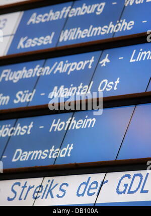 Ein Anzeigefeld zeigt auf Streiks der Lokführer Union Deutsche Bahn GDL ("Gewerkschaft der Lokomotivfuehrer") am Hauptbahnhof in Frankfurt Main, Deutschland, 12. Oktober 2007. Der Lokführer-Streik begann früh und wird weiterhin Kurzstrecken-Verkehr in großen Teilen Deutschlands im Laufe des Tages zu lähmen. Der Streik wird angenommen, dass Millionen betroffen o Stockfoto