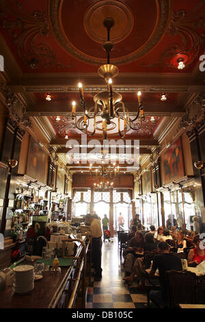 Eindruck von der berühmten Kaffeehaus "Café Brasileira" in der Innenstadt von Lissabon, Portugal, im September 2007. Der Jugendstil-Bau wurde ein Kult-Kaffee-Haus. Foto: Peter Steffen Stockfoto