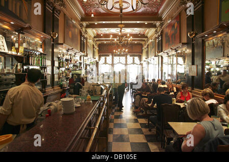 Eindruck von der berühmten Kaffeehaus "Café Brasileira" in der Innenstadt von Lissabon, Portugal, im September 2007. Der Jugendstil-Bau wurde ein Kult-Kaffee-Haus. Foto: Peter Steffen Stockfoto