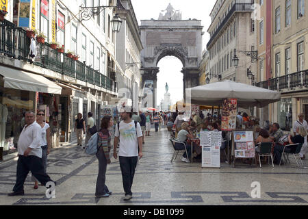 Ein Blick durch die Straße "Rue Augusta" zeigt den Bogen "Arco Triunfal" am Praça Comercio in Lissabon, Portugal, September 2007. Foto: Peter Steffen Stockfoto