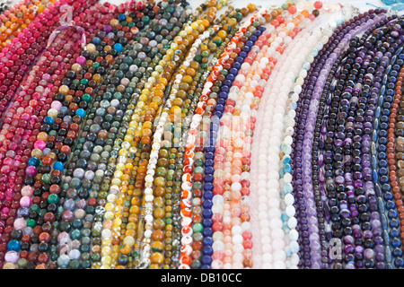 Bunten Strings von Perlen und Ketten auf einem Markt stall in Italien, stammen aus Punjab, Indien - gemischt, mehrfarbig Stockfoto