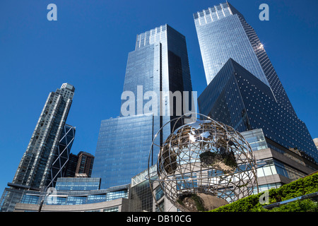 Columbus Circle mit Globe und dem Deutsche Bank Center , ehemals Time Warner Center, NYC, 2021 Stockfoto