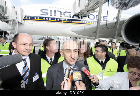 CEO von EADS, Louis Gallois ist während eines Interviews bei der Übergabe der ersten super-Airbus A380 in Toulouse, Frankreich, 15. Oktober 2007 abgebildet. Zwei Jahre später als geplant, war Singapore Airlines der erste Kunde, das größte Passagierflugzeug der Welt erhalten. Foto: Ulrich Perrey Stockfoto