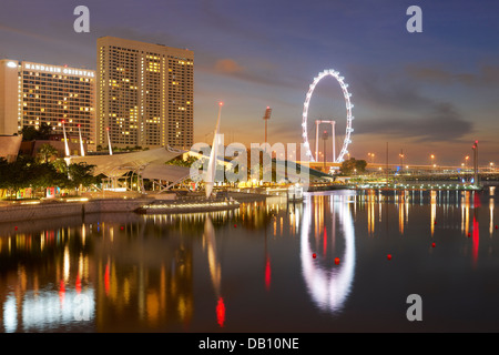 Esplanade und Singapore Flyer Riesenrad, Singapur. Stockfoto