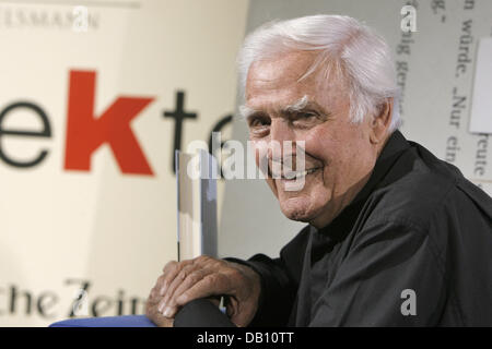 Deutscher Schauspieler, Entertainer und Buch Autor Joachim "Blacky" Fuchsberger auf dem sogenannten blauen Sofa auf der Frankfurter Buchmesse 2007 in Frankfurt Main, Deutschland, 13. Oktober 2007 darstellt. Fuchsberger sprach über sein neues Buch "Denn Erstens Kommt es Anders. Foto: Arno Burgi Stockfoto