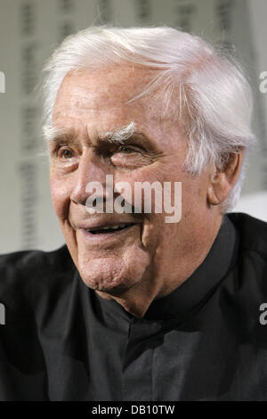 Deutscher Schauspieler, Entertainer und Buch Autor Joachim "Blacky" Fuchsberger auf dem sogenannten blauen Sofa auf der Frankfurter Buchmesse 2007 in Frankfurt Main, Deutschland, 13. Oktober 2007 darstellt. Fuchsberger sprach über sein neues Buch "Denn Erstens Kommt es Anders. Foto: Arno Burgi Stockfoto