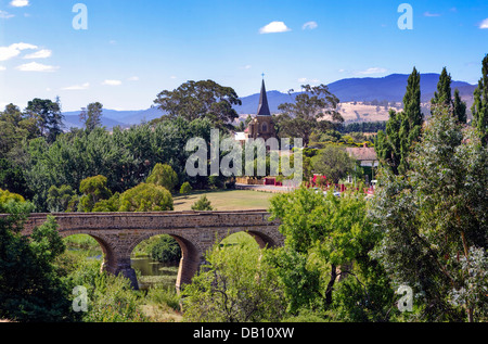 Richmond-Kirche und Richmond Bridge, Tasmanien. Dies ist die älteste Brücke in Australien, von Sträflingen 1823 erbaut. Stockfoto