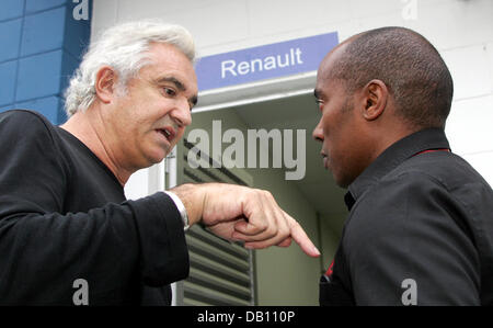 Renault Team wichtigsten italienischen Flavio Briatore (L) Chats mit britischen Anthony Hamilton, der Vater und Manager von Formel 1-Fahrer Lewis Hamilton, auf Rennstrecke Interlagos in Sao Paulo, Brasilien, 18. Oktober 2007. Der brasilianischen Formel Eins Grand Prix wird hier am 21. Oktober stattfinden. Foto: ROLAND WEIHRAUCH Stockfoto