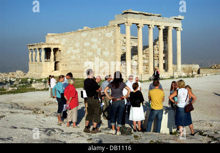 (Dpa-Datei) - Touristen versammeln sich vor Erechtheion Tempel auf der Akropolis in Athen, Griechenland, 24. Oktober 2006. Die Akropolis wurde 1987 als UNESCO-Weltkulturerbe eingestuft. Foto: Horst Ossinger Stockfoto