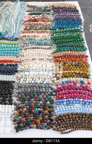 Bunten Strings von Perlen und Ketten auf einem Marktstand in Italien, von Punjab, Indien bezogen Stockfoto