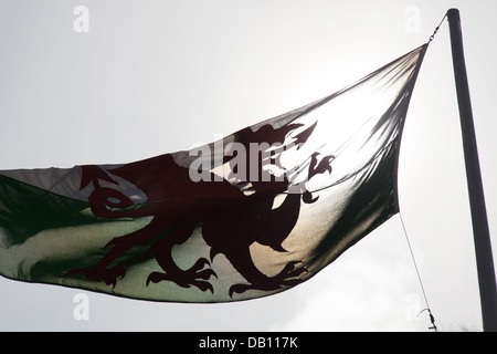 Stadt von Criccieth, Wales.  Malerische Aussicht auf walisische Nationalflagge des roten Drachen fliegen über Criccieth Schloß. Stockfoto