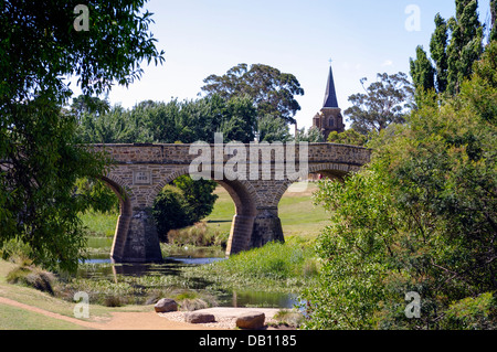 Richmond-Kirche und Richmond Bridge, Tasmanien. Dies ist die älteste Brücke in Australien, von Sträflingen 1823 erbaut. Stockfoto