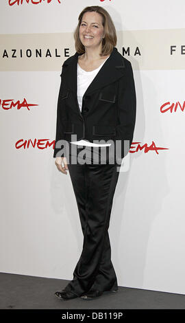 Italienische Schauspielerin Greta Scacchi lächelt für die Kameras, als sie zu einer Pressekonferenz zu ihrem Film "L'Amour Caché" an der RomeFilmFest 2007 in Rom, Italien, 20. Oktober 2007 ankommt. Das Filmfestival läuft bis 27 Oktober. Foto: Hubert Boesl Stockfoto