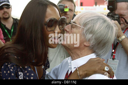 Geboren Topmodel Naomi Campbell (L) Umarmungen und Küsse mit Formel-1-Boss, britische Bernie Ecclestone (R), im Fahrerlager an Carlos Pace Rennstrecke in Interlagos in der Nähe von Sao Paulo, Brasilien, 20.Oktober. Die Formel 1 Grand Prix von Brasilien fand am 21. Oktober statt. Foto: GERO BRELOER Stockfoto