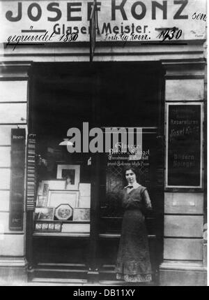 Handwerk, Beruf, Glasier, Geschäft des Glasiers Josef Konz, Außenansicht, um 1900, Zusatzrechte-Abfertungen-nicht vorhanden Stockfoto