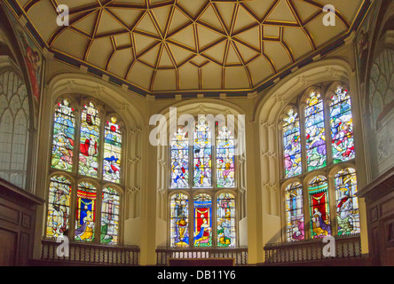 Bunte Glasfenster in der Kapelle in The Vyne, Basingstoke, Hampshire, England Stockfoto