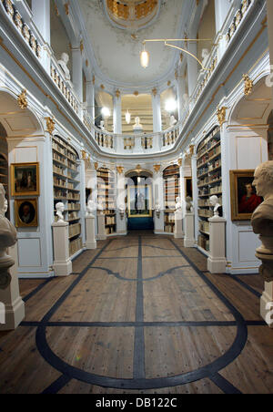 Das Bild zeigt die restaurierte Innenraum der Herzogin Anna Amalia Library in Weimar, Deutschland, 24. Oktober 2007. Drei Jahre nach dem Brand am 2. September 2004, wurde die Bibliothek neu eröffnet. Das Bibliotheksgebäude wurde für rund 12,8 Millionen Euro restauriert, die Kosten für die Restaurierung und die Rückgewinnung der historischen Bücher werden auf 67 Millionen Euro geschätzt. Foto: MARTIN SCHUTT Stockfoto