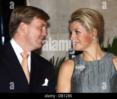 Das Bild zeigt Dutch Crown Princess Maxima (R) mit ihrem Ehemann Kronprinz Willem-Alexander während des ersten Tages von ihrer offiziellen Besuch mit der niederländischen Königin Beatrix in Indien in New Delhi, Indien, 24. Oktober 2007. Foto: Albert Nieboer (Niederlande) Stockfoto