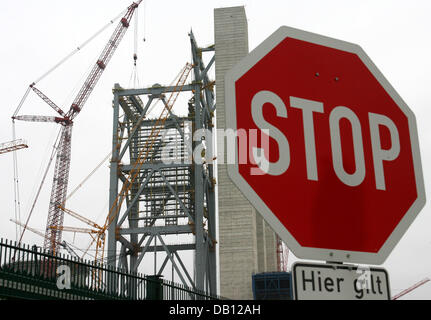 Ein Stop-Schild ist vor das Braunkohle-Kraftwerk von deutschen Strom- und Erdgas-Versorgungsunternehmen RWE in Grevenbroich, Deutschland, 26. Oktober 2007 abgebildet. Ein schwerer Unfall ereignete sich um das Kraftwerk, die derzeit im Bau, am 25 Oktober. Eine Arbeitskraft fehlt noch, während mindestens fünf beim Unfall getötet wurden. Teile der Stahl scaffo Stockfoto