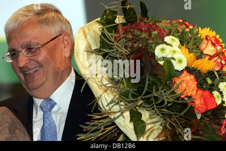 Neu neu gewählte Präsident des deutschen Fußball Bund (DFB), Theo Zwanziger, Posen mit Blumen auf dem 39. offizielle DFB-Kongress in Mainz, Deutschland, 26. Oktober 2007. Zwanziger wurde einstimmig gewählt. Foto: FRANK Mai Stockfoto