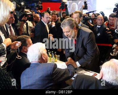 Parteivorsitzender der Sozialdemokraten (SPD), Kurt Beck (R), begrüßt Altbundeskanzler Helmut Schmidt während der Parteitag im CCH Congress Centrum in Hamburg, Germany, 26. Oktober 2007. Eine neue Parteiführung ist heute zur Wahl, während die 525 Delegierten auch über Arbeitslosengeld für ältere Menschen entscheidet. Das Treffen dauert drei Tage. Foto: KAY NIETFELD Stockfoto