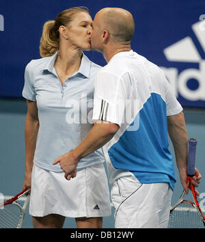 Ehemalige Tennis-Profis und die perfekte Abstimmung, deutsche Steffi Graf (L) und US Andre Agassi (R) Kuss gegenseitig bei ihren gemischten Doppel Charity gegen belgische pro Justine Henin und ehemaligen pro jugoslawischen Goran Ivanisevic Stadium der SAP Arena Mannheim, Deutschland, 27. Oktober 2007 Match. Die erwarteten Erlöse von 500.000 bis 750.000 Euro gespendet die? Children for Tomorrow? foundatio Stockfoto