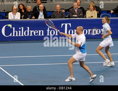 Ehemalige Tennis-Profis und die perfekte Ergänzung, deutsche Steffi Graf (R) und uns Andre Agassi (L) genießen ihre gemischte Doppel Benefizspiel gegen belgische pro Justine Henin und ehemaligen pro jugoslawischen Goran Ivanisevic Stadium der SAP Arena Mannheim, Deutschland, 27. Oktober 2007. Die erwarteten Erlöse von 500.000 bis 750.000 Euro gespendet die? Children for Tomorrow? Stiftung patronaged Stockfoto