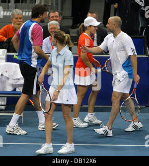 Ehemalige pro jugoslawischen Goran Ivanisevic (L), belgische Pro Justine Henin (2-R), und das perfekte Spiel, ehemalige Profis deutsche Steffi Graf (2 L) und US Andre Agassi (R) Sjake Hände nach ihrer gemischten Doppel Charity match bei SAP Arena Stadion von Mannheim, Deutschland, 27. Oktober 2007. Die erwarteten Erlöse von 500.000 bis 750.000 Euro gespendet die? Children for Tomorrow? Stiftung patr Stockfoto