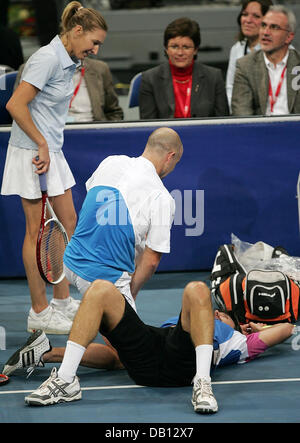 Ehemalige Tennis-Profis und die perfekte Ergänzung, deutsche Steffi Graf (L) und US Andre Agassi (C) suchen nach ehemaligen pro jugoslawischen Goran Ivanisevic, die durch eine Kugel in ihrer gemischten Doppel Benefizspiel im Stadion der SAP Arena Mannheim, Deutschland, 27. Oktober 2007 getroffen wurde. Die erwarteten Erlöse von 500.000 bis 750.000 Euro gespendet die? Children for Tomorrow? Stiftung patronaged von 38-ye Stockfoto