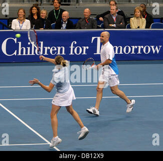 Ehemalige Tennis-Profis und die perfekte Abstimmung, deutsche Steffi Graf (L) und ihr Mann US Andre Agassi (R) genießen ihre gemischte Doppel Benefizspiel gegen belgische pro Justine Henin und ehemaligen pro jugoslawischen Goran Ivanisevic Stadium der SAP Arena Mannheim, Deutschland, 27. Oktober 2007. Die erwarteten Erlöse von 500.000 bis 750.000 Euro gespendet die? Children for Tomorrow? Stiftung Stockfoto
