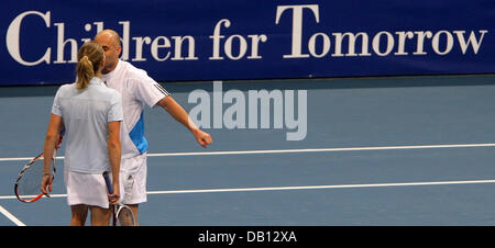 Ehemalige Tennis-Profis und die perfekte Abstimmung, deutsche Steffi Graf (L) und ihr Ehemann US Andre Agassi (R) Kuss gegenseitig bei ihren gemischten Doppel Charity gegen belgische pro Justine Henin und ehemaligen pro jugoslawischen Goran Ivanisevic Stadium der SAP Arena Mannheim, Deutschland, 27. Oktober 2007 Match. Die erwarteten Erlöse von 500.000 bis 750.000 Euro gespendet die? Kinder für Gründungsdirektorin Stockfoto