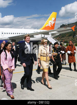 HRH Prinzessin Ashi Sonam Dechen Wangchuck (L) erhält Kronprinz Willem-Alexander (2 L) und Prinzessin Maxima (2 L) für ihren offiziellen Besuch in Paro, Bhutan, 28. Oktober 2007 eintreffen. Das Königspaar besucht das nationale Museum von Bhutan und die Tempel Kyichu Lhakhang. Foto: Albert Nieboer (Niederlande) Stockfoto