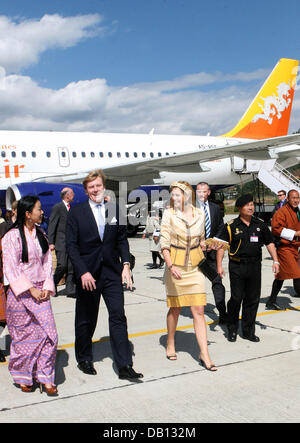 HRH Prinzessin Ashi Sonam Dechen Wangchuck (L) erhält Kronprinz Willem-Alexander (2 L) und Prinzessin Maxima (2 L) für ihren offiziellen Besuch in Paro, Bhutan, 28. Oktober 2007 eintreffen. Das Königspaar besucht das nationale Museum von Bhutan und die Tempel Kyichu Lhakhang. Foto: Albert Nieboer (Niederlande) Stockfoto