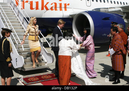 HRH Prinzessin Ashi Sonam Dechen Wangchuck (3-R) erhält Kronprinz Willem-Alexander (3-L) und Prinzessin Maxima (2 L) für ihren offiziellen Besuch in Paro, Bhutan, 28. Oktober 2007 eintreffen. Das Königspaar besucht das nationale Museum von Bhutan und die Tempel Kyichu Lhakhang. Foto: Albert Nieboer (Niederlande) Stockfoto