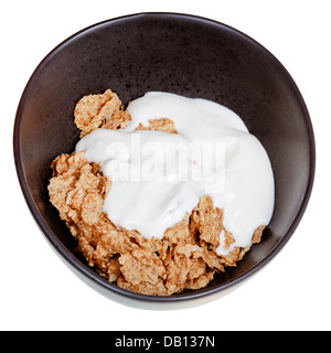 Joghurt in eine Schüssel Müsli isoliert auf weißem Hintergrund Stockfoto
